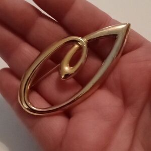 #781.  Vintage Gold Toned Geometric Design Brooch